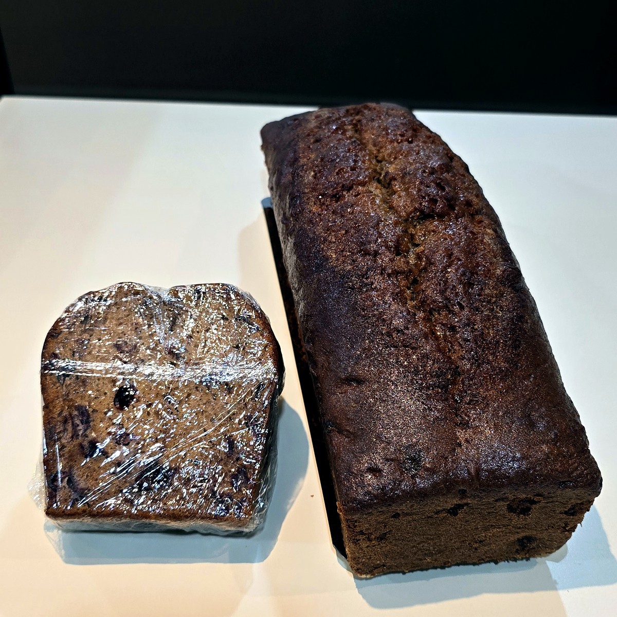 Porción de budín de frutos rojos